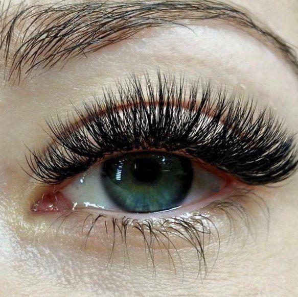 Fluffy lash extensions on green eyes